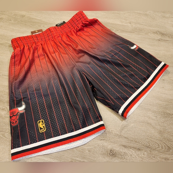 Mitchell & Ness Chicago Bulls Shorts NBA Red Black Pinstripe Mens Size Large - Picture 2 of 6